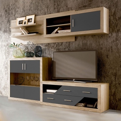 Conjunto de móveis para sala com madeira clara e painéis cinzentos, incluindo estante, armário e módulo suspenso, decorados com livros, quadros, vasos e televisão