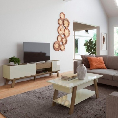 Sala de estar moderna com móvel TV, sofá cinzento, mesa de centro branca, decoração de cestos de palha na parede