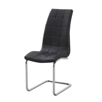 Cadeira preta com estofado em padrão quadrado e estrutura metálica cromada