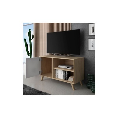 Móvel para televisão em madeira clara com porta aberta e prateleiras