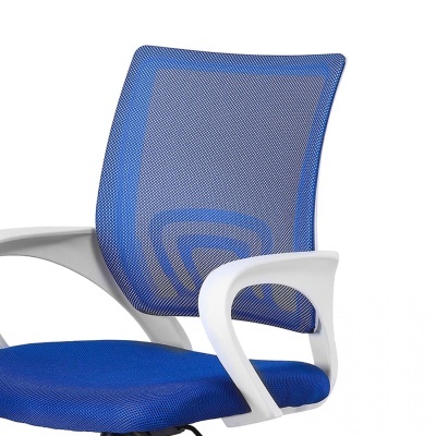 cadeira de escritório azul com braços brancos em fundo branco