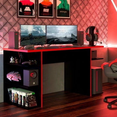 Mesa de computador preta com três monitores, consola Xbox Series X, colunas, auscultadores e cadeira de escritório cinza