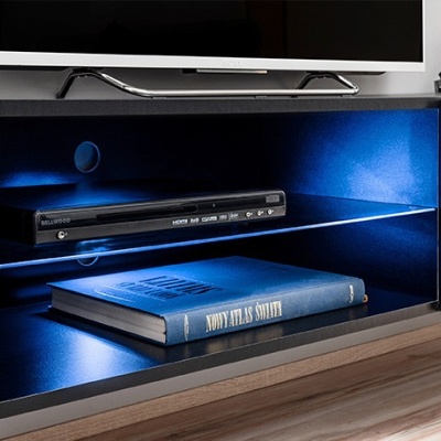 Estante preta com iluminação azul interna e aparelho DVD e livro azul