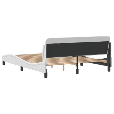 Cama de solteiro com estrutura branca, ripas de madeira e cabeceira preta.