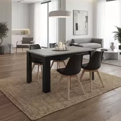 Mesa de jantar preta com quatro cadeiras em sala moderna com tapete bege e chão de madeira