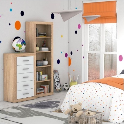 Quarto infantil com móvel de madeira clara, cama com colcha de bolinhas coloridas e cortina laranja