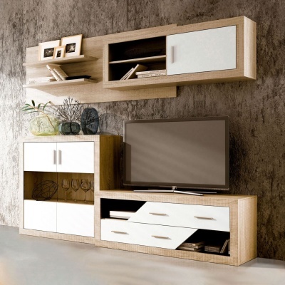 Conjunto de móveis para sala de estar em madeira clara e branco com TV e decoração.