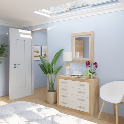 Quarto com cómoda de madeira clara e gavetas brancas, espelho quadrado, planta em vaso, candeeiro, orquídea, cadeira branca e porta aberta