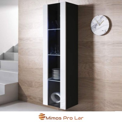 Móvel de parede vitrine preto e branco com prateleiras e objetos em parede clara com escada e relógio