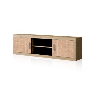 Móvel de TV de madeira clara com portas de rattan e prateleira central aberta