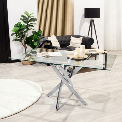 Mesa de centro de vidro com base metálica num ambiente moderno