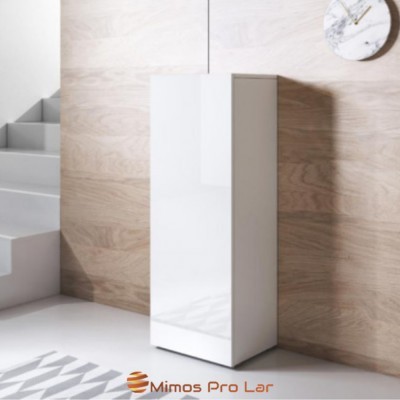 Móvel alto branco lacado junto a parede clara com relógio e escadas ao lado