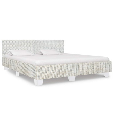 Cama de casal em rattan sintético branco e bege com colchão e almofadas brancos