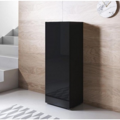 Móvel alto negro brilhante junto a parede de madeira clara numa sala com escada cinzenta e relógio redondo