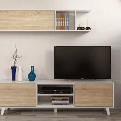 Móvel de TV moderno com televisão e estante branca e madeira clara numa sala minimalista