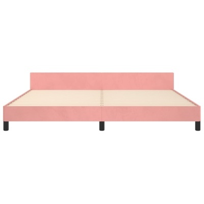 Cama de casal cor de rosa com ripas de madeira e pernas pretas
