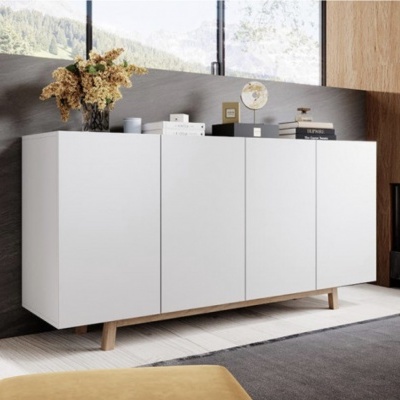 Aparador branco com quatro portas e pés de madeira clara numa sala moderna