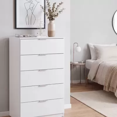 Cómoda branca com decoração e ilustração minimalista na parede, ambiente de quarto moderno e claro