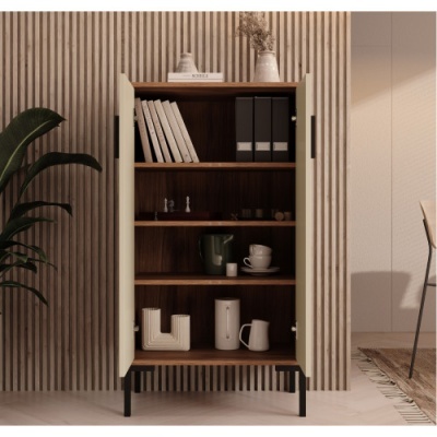 Armário de madeira com portas abertas e itens dentro