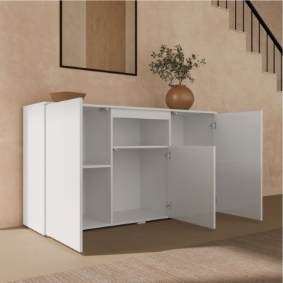 Móvel branco de arrumação com portas abertas, vaso e planta, parede bege e escadas ao fundo