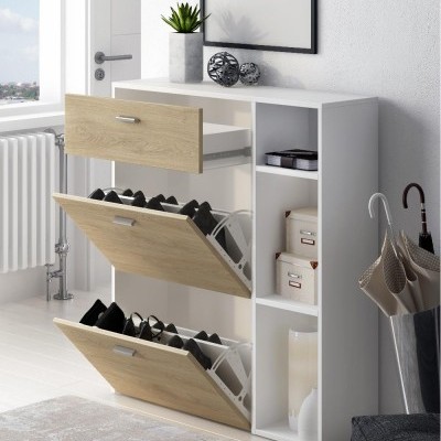 Sapateira branca com portas em madeira clara e prateleiras laterais numa sala