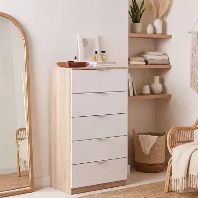 Cómoda branca e madeira em quarto decorado moderno com espelho e cadeira rattan