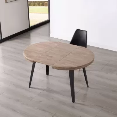 Mesa de jantar oval em madeira clara com pernas pretas e cadeira preta numa sala moderna
