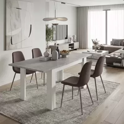 Mesa de jantar branca com tampo tipo mármore, quatro cadeiras castanhas e tapete cinza numa sala moderna