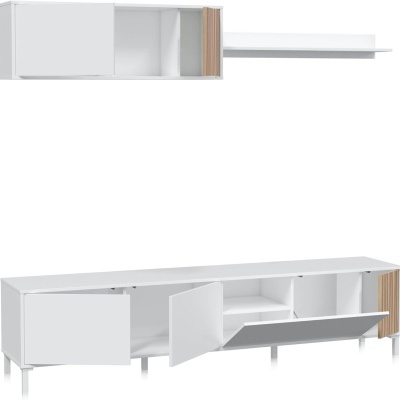 Móvel de sala branco com detalhes em madeira clara e compartimentos abertos