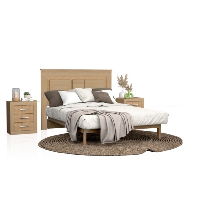 Conjunto de quarto com cama de madeira clara, colchão branco, almofadas castanhas e brancas, cobertor cinzento, duas mesas de cabeceira e tapete redondo castanho.