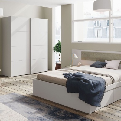 Quarto moderno com cama branca, roupa de cama bege, manta azul, armário branco e janela grande
