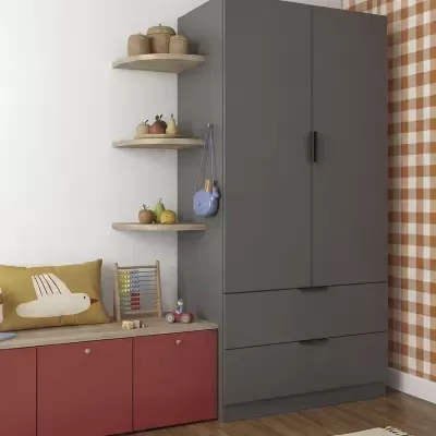 Roupeiro cinza escuro com móvel vermelho e prateleiras de madeira em canto com decoração, parede xadrez castanho e branco.