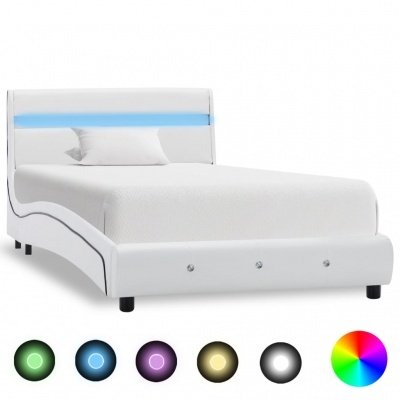 Cama branca moderna com cabeceira iluminada em azul e LEDs coloridos na base
