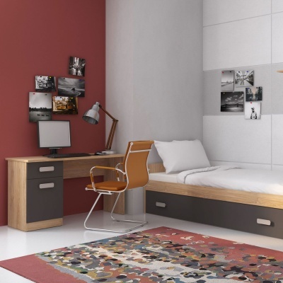 Quarto moderno com secretária, cama, cadeira amarela e tapete colorido.