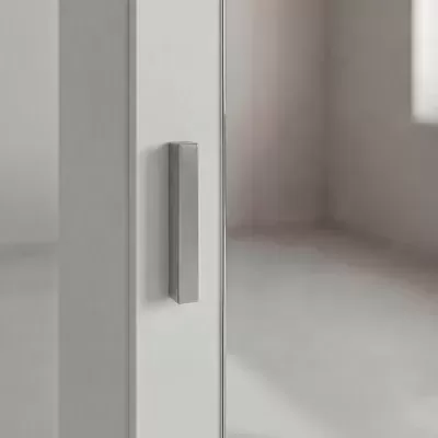 Puxador metálico numa porta branca