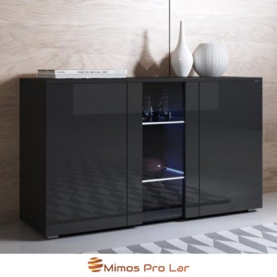 Aparador preto brilhante com porta de vidro central iluminada, copos e objetos decorativos