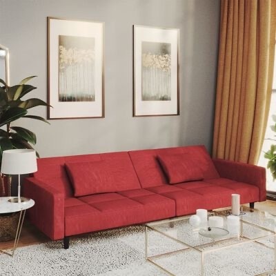 Sofá vermelho de três lugares numa sala moderna com decoração minimalista.