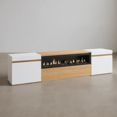 Móvel de sala com lareira embutida e acabamentos em madeira clara e branco