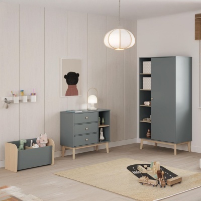 Quarto infantil com móveis de madeira cinza e beige, brinquedos e candeeiro pendente