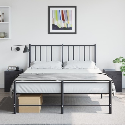 Cama de casal com estrutura de metal preto e roupa de cama branca e cinzenta num quarto minimalista