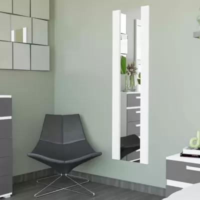 Cadeira preta moderna, espelho branco de parede e armário cinzento branco