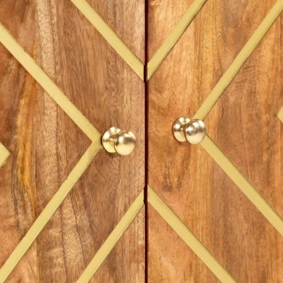 Portas de madeira com faixas douradas em padrão geométrico e puxadores redondos dourados