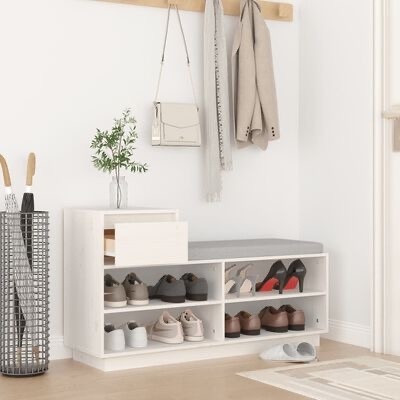 Sapateira branca em ambiente doméstico com sapatos organizados e almofada cinza