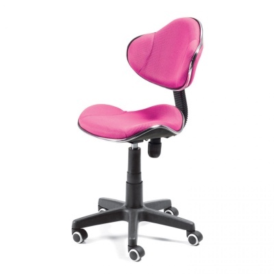 Cadeira de escritório rosa com encosto em forma de coração e base preta de rodas