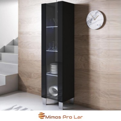 Móvel vitrina preto com porta de vidro e utensílios de cozinha