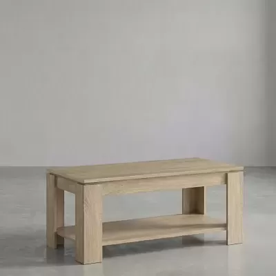 Mesa de centro retangular em madeira clara com prateleira inferior