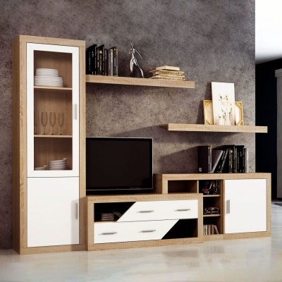 Móvel de sala de estar em madeira clara com portas e gavetas brancas