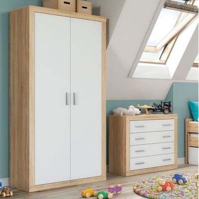 Roupeiro e cómoda em madeira com portas e gavetas brancas, em quarto infantil com brinquedos no chão.