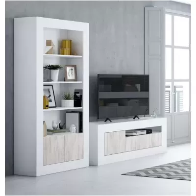 Móvel de sala branco com detalhes em madeira clara e televisão