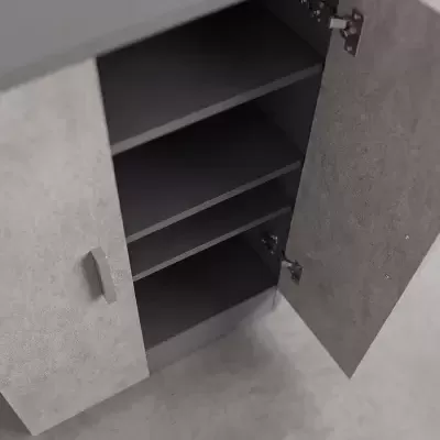 Armário cinza aberto com prateleiras interiores e puxador rectangular